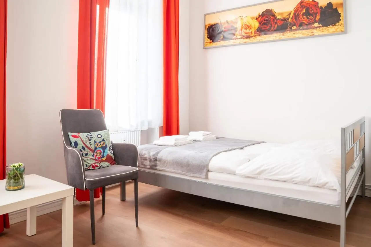 City Studio Apartment For 2, Near Sonnenallee Berlin